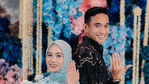 Rizky Ridho dan Sendy Aulia memamerkan cincin di jari manis tangan kiri mereka. Foto: Haunty Photostory/Instagram Rizky Ridho