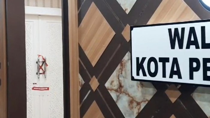 Ruangan Pj Wali Kota Pekanbaru, Risnandar Mahiwa disegel KPK.