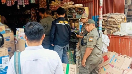 Satpol PP Karangasem bersama petugas Bea Cukai menggelar sidak terhadap puluhan warung dan toko kelontong di wilayah Kecamatan Abang, Karangasem, Bali, Selasa (03/12/2024). (Foto: Dok. Satpol PP Karangasem)