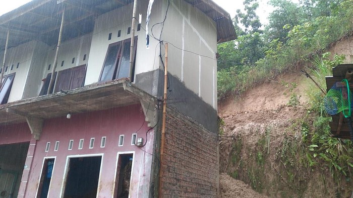 Sebuah ruko di Desa Talagasari Kecamatan Sindangbarang tertimbun longsor