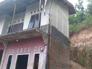 Longsor Timbun Ruko di Selatan Cianjur, Ibu-Anak Balita Tewas