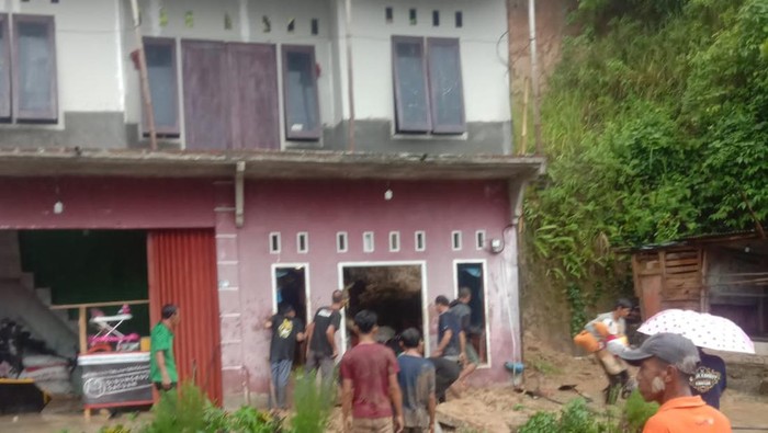 Sebuah ruko di Desa Talagasari Kecamatan Sindangbarang tertimbun longsor