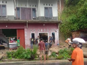 Momen Menegangkan Evakuasi Ibu-Balita Tewas Akibat Longsor di Cianjur