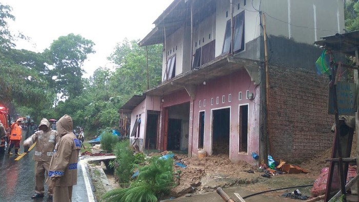 Sebuah ruko di Desa Talagasari Kecamatan Sindangbarang tertimbun longsor