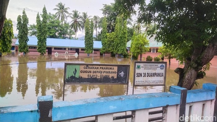 Sekolah di Pinrang terendam banjir.