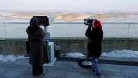 Perbatasan terakhir Perang Dingin di dunia ini telah menjadi daya tarik yang tidak terduga bagi wisatawan asing dan lokal, meskipun terjadi peningkatan ketegangan di semenanjung Korea dalam beberapa tahun terakhir. Kedua Korea secara teknis masih berperang setelah perang mereka tahun 1950-53 berakhir dengan gencatan senjata, bukan perjanjian damai.