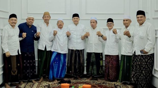 Silaturahmi Paslon Rubih ke kediaman Gus Mujib setelah coblosan Pilbup Pasuruan 2024.