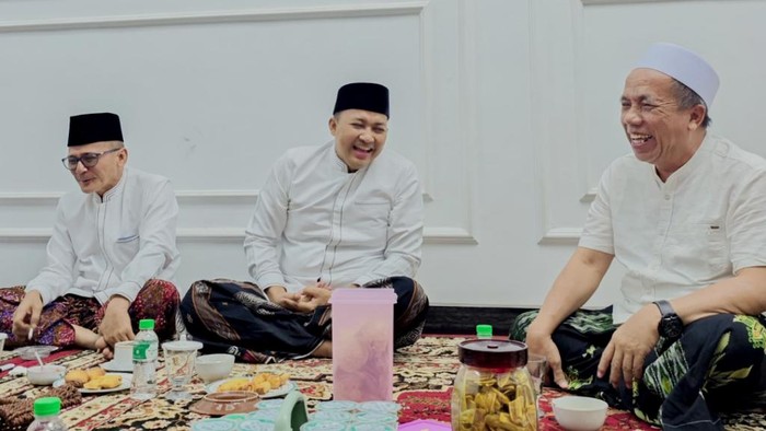 Silaturahmi Paslon Rubih ke kediaman Gus Mujib setelah coblosan Pilbup Pasuruan 2024.