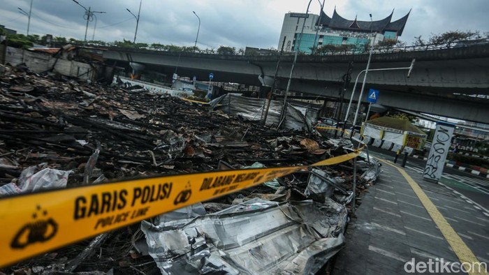 Sisa-sisa Kebakaran Maut di Lapak Salemba Jakpus Warga melintas di Kawasan Simpang Matraman, Senen, Jakarta Pusat, Selasa (3/12/2024).