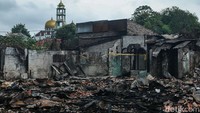 Sebanyak 10 unit mobil damkar beserta 50 orang personel dikerahkan ke lokasi kebakaran. Proses pemadaman dimulai pukul 05.46 WIB. Sebanyak 10 unit mobil damkar beserta 50 orang personel dikerahkan ke lokasi kebakaran. Proses pemadaman dimulai pukul 05.46 WIB.