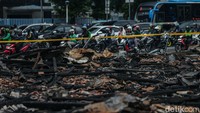 Saat ini lokasi telah diberi garis polisi agar tidak ada orang yang melintas di tempat kejadian perkara. Saat ini lokasi telah diberi garis polisi agar tidak ada orang yang melintas di tempat kejadian perkara.