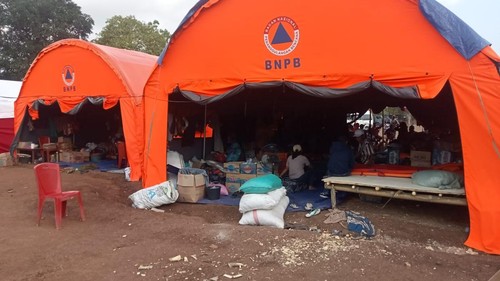 Situasi posko pengungsian di Desa Bokang, Kecamatan Titehena, Flores Timur, NTT, Selasa (3/12/2024). (Foto: Yurgo Purab/detikBali)