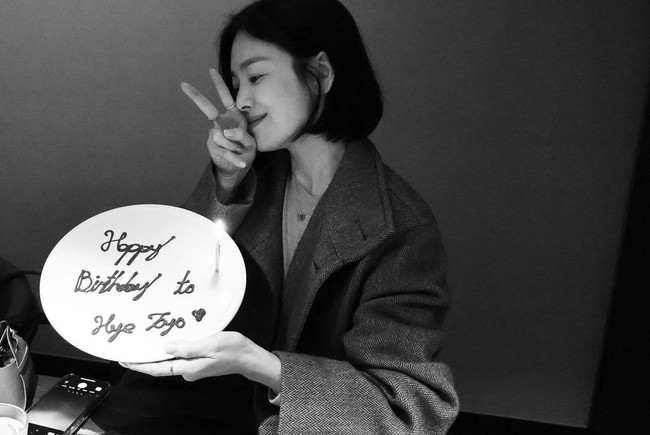 Persahabatan mereka terpaut 13 tahun. Di mana Song Hye Kyo lahir pada tahun 1981, sedangkan Suzy kelahiran tahun 1994. Foto: dok. Instagram @kyo1122, dok. Instagram @skuukzky