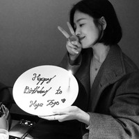 Persahabatan mereka terpaut 13 tahun. Di mana Song Hye Kyo lahir pada tahun 1981, sedangkan Suzy kelahiran tahun 1994. Foto: dok. Instagram @kyo1122, dok. Instagram @skuukzky