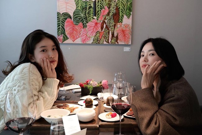 Penggemar berharap akan segera melihat Suzy dan Song Hye Kyo beradu akting dalam film maupun drama Korea. Kedua sahabat itu disebut-sebut bak adik-kakak. Foto: dok. Instagram @kyo1122, dok. Instagram @skuukzky