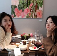 Penggemar berharap akan segera melihat Suzy dan Song Hye Kyo beradu akting dalam film maupun drama Korea. Kedua sahabat itu disebut-sebut bak adik-kakak. Foto: dok. Instagram @kyo1122, dok. Instagram @skuukzky