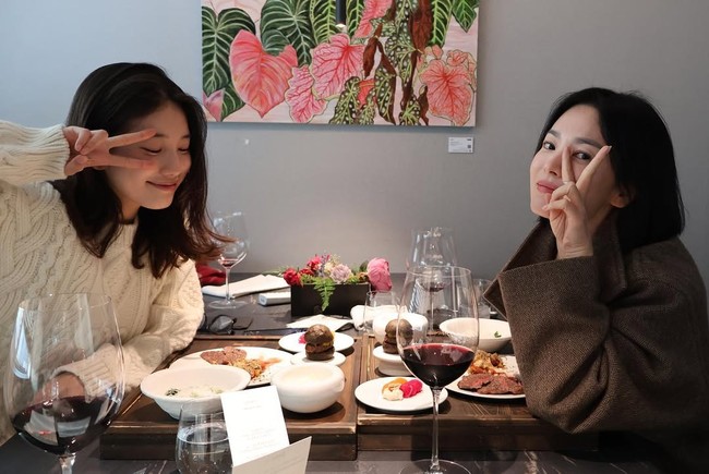 Song Hye Kyo membagikan momen perayaan ulang tahunnya bersama Suzy di sebuah restoran mewah. Pada tanggal 22 November kemarin, bintang drama Korea The Glory itu genap berusia 43 tahun. Foto: dok. Instagram @kyo1122, dok. Instagram @skuukzky