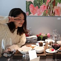 Song Hye Kyo membagikan momen perayaan ulang tahunnya bersama Suzy di sebuah restoran mewah. Pada tanggal 22 November kemarin, bintang drama Korea The Glory itu genap berusia 43 tahun. Foto: dok. Instagram @kyo1122, dok. Instagram @skuukzky