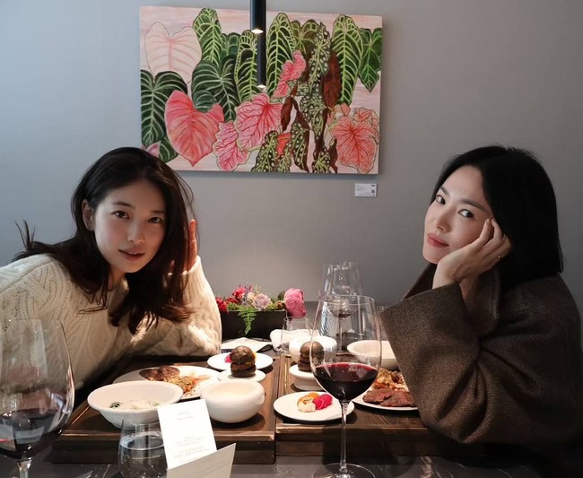 Suzy juga membagikan foto perayaan ulang tahun Song Hye Kyo yang terasa intimate karena hanya dirayakan berdua. “Bersama Hye Kyo unnie. Eat date,” tulisnya. Foto: dok. Instagram @kyo1122, dok. Instagram @skuukzky