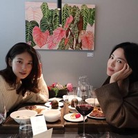 Suzy juga membagikan foto perayaan ulang tahun Song Hye Kyo yang terasa intimate karena hanya dirayakan berdua. “Bersama Hye Kyo unnie. Eat date,” tulisnya. Foto: dok. Instagram @kyo1122, dok. Instagram @skuukzky