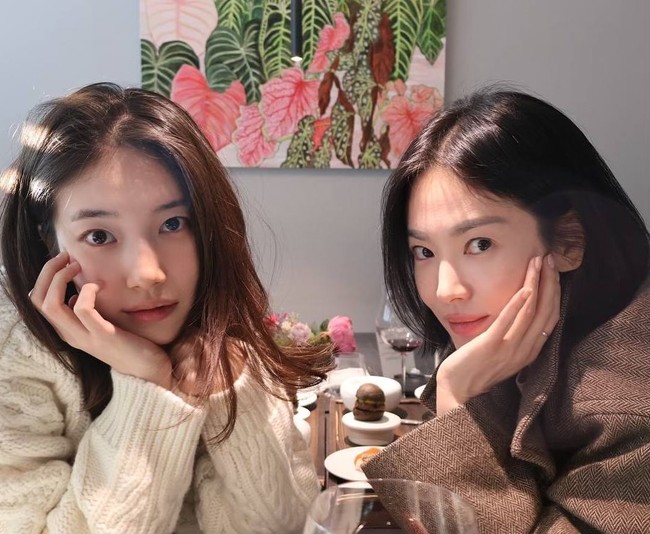 Dalam kesempatan itu, Suzy dan Song Hye Kyo terlihat menawan dengan riasan makeup tipis. Persahabatan mereka memanjakan mata fans karena visualnya. Foto: dok. Instagram @kyo1122, dok. Instagram @skuukzky