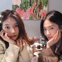 Dalam kesempatan itu, Suzy dan Song Hye Kyo terlihat menawan dengan riasan makeup tipis. Persahabatan mereka memanjakan mata fans karena visualnya. Foto: dok. Instagram @kyo1122, dok. Instagram @skuukzky