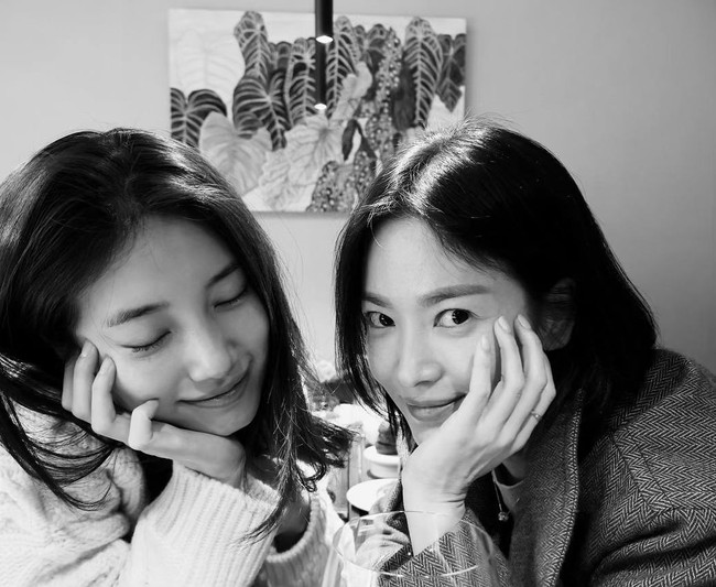 Ini bukan pertama kalinya Suzy dan Song Hye Kyo membagikan potret kedekatan mereka di Instagram. Persahabatan yang terjalin di balik kamera itu terungkap pada Juni 2024 saat Song Hye Kyo mengunggah foto Suzy di sebuah restoran barbeque. Foto: dok. Instagram @kyo1122, dok. Instagram @skuukzky