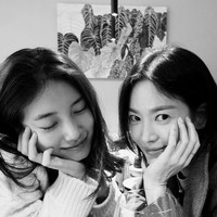 Ini bukan pertama kalinya Suzy dan Song Hye Kyo membagikan potret kedekatan mereka di Instagram. Persahabatan yang terjalin di balik kamera itu terungkap pada Juni 2024 saat Song Hye Kyo mengunggah foto Suzy di sebuah restoran barbeque. Foto: dok. Instagram @kyo1122, dok. Instagram @skuukzky