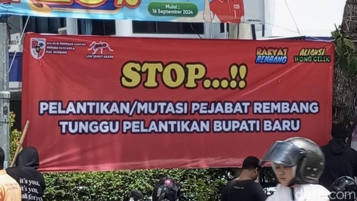 Spanduk “Stop! Pelantikan/Mutasi Pejabat Rembang” di beberapa titik di Kota Rembang, Selasa (3/12/2024).
