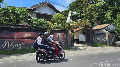 Suasana di depan Nangs Homestay Rembiga, Kota Mataram, NTB, Selasa (3/12/2024). Homestay tersebut menjadi lokasi pria difabel berinisial IWAS melakukan pelecehan seksual terhadap seorang mahasiswi. (Foto: Helmy Akbar/detikBali)