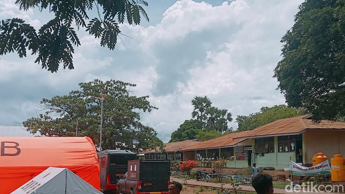 Suasana pengungsian di Desa Lewoingu, Kecamatan Titehena, Flores Timur. (Yurgo Purab/detikBali)