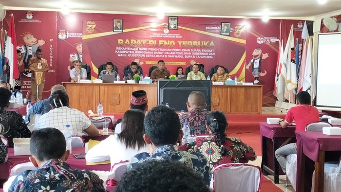 Suasana rapat pleno rekapitulasi suara tingkat kabupaten di Manggarai Barat, NTT, Selasa (3/12/2024). (Ambrosius Ardin/detikBali)
