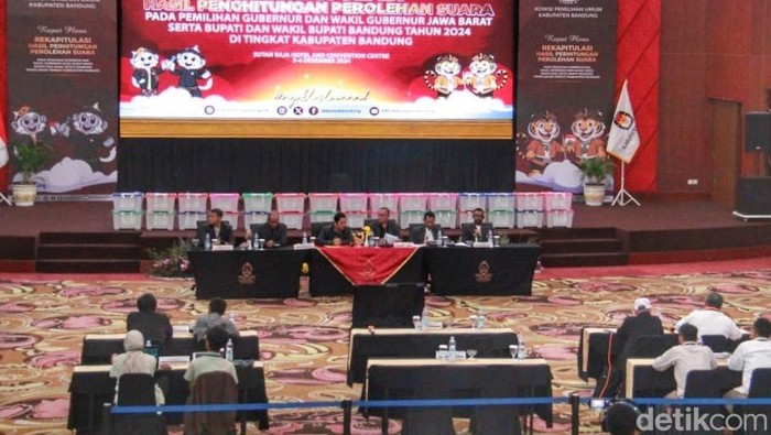Suasana sidang pleno rekapitulasi Pilbup Bandung tengah berlangsung di Hotel Sutan Raja, Soreang, Selasa (3/12/2024).