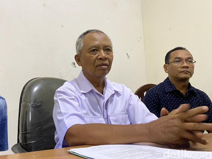 Subambang, juru bicara keluarga Gamma siswa SMKN 4 Semarang yang tewas ditembak polisi, saat ditemui awak media di Kota Semarang, Selasa (3/12/2024).