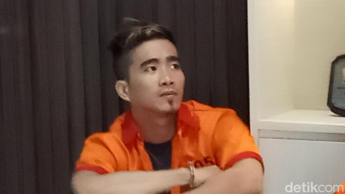 Tahanan di Rutan Polrestabes Palembang melaporkan rekan satu selnya. Ia mengaku dianiaya dan mengalami sejumlah luka di tubuh bagian atas.