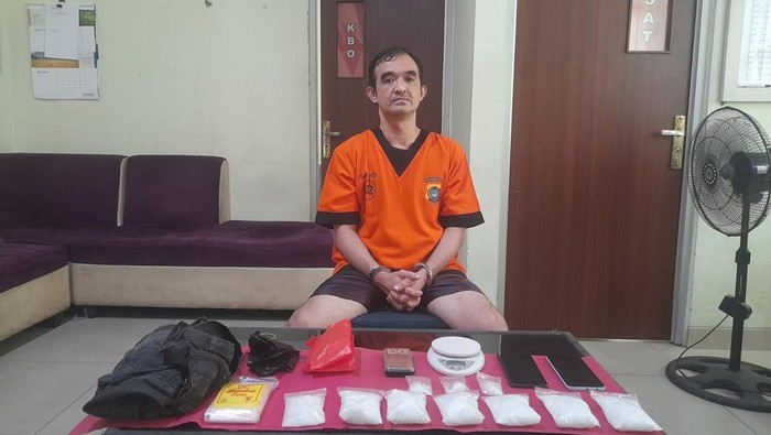 Tampang tersangka dan barang bukti sabu.