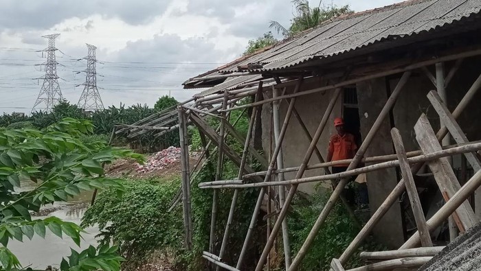 Tanggul di Kali Bekasi alami longsor, 8 rumah dan 1 musala terancam.
