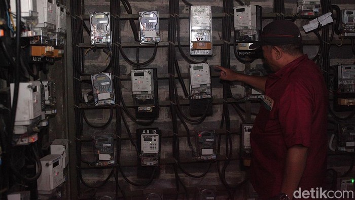PT PLN menargetkan penjualan listrik mencapai 327,7 terawatt hour (TWh) pada tahun 2025. Hal ini seiring peningkatan permintaan energi di seluruh Indonesia.