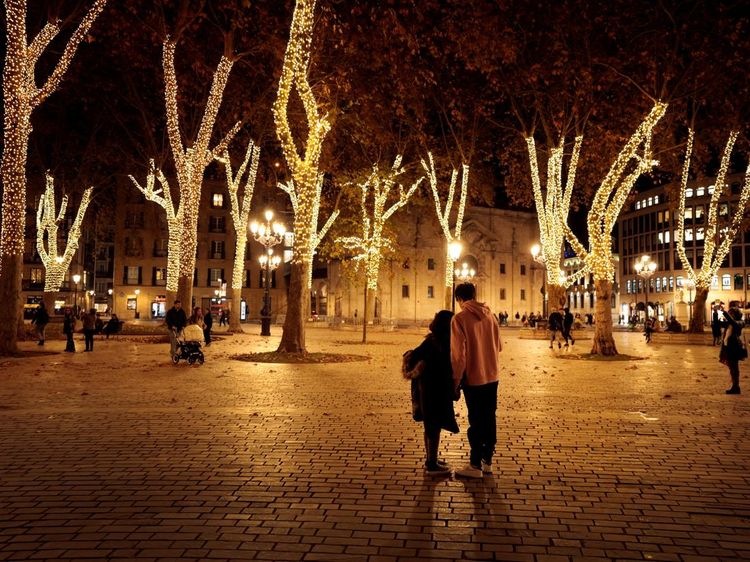 Temaram Cahaya Natal Hiasi Taman di Spanyol