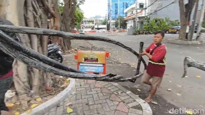Temuan sisa kabel yang memicu genangan di Surabaya.