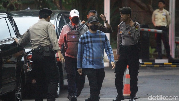 Terjaring OTT, Pj Wali Kota Pekanbaru Digiring ke KPK KPK menangkap Pj Wali Kota Pekanbaru Risnandar Mahiwa terkait dugaan korupsi. Risnandar tampak digiring ke gedung KPK.