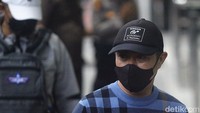 Dia hanya diam saat dibawa masuk ke gedung KPK. Dirinya tidak menjawab panggilan awak media. Setelah itu Isnandar tampak dibawa menuju ruang pemeriksaan. 