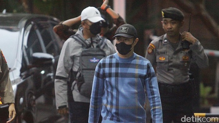 KPK menangkap Pj Wali Kota Pekanbaru Risnandar Mahiwa terkait dugaan korupsi. Risnandar tampak digiring ke gedung KPK.