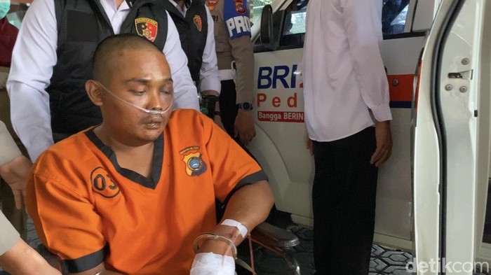 Tersangka di Mapolda Babel menggunakan mobil Ambulan dan infus.