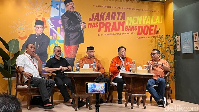 Tim Pramono Anung-Rano Karno menyampaikan pasangan cagub-cawagub Jakarta nomor urut 3 itu unggul di 42 kecamatan di Jakarta dan meraih 50,7% suara. (Kadek ML/detikcom)