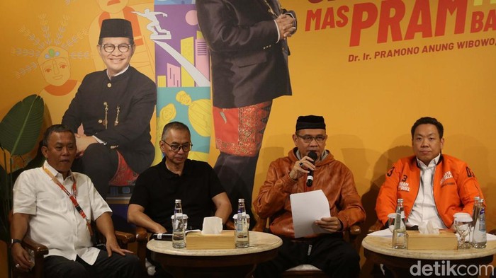 Tim Pramono-Rano Klaim Menangi 42 Kecamatan di Jakarta Tim pemenangan pasangan Pramono-Rano Karno memberikan keterangan pers di Jakarta. Mereka mengklaim Pramono-Rano menang di 42 dari 44 Kecamatan di seluruh Jakarta.