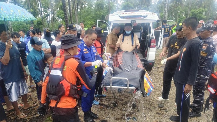 Tim SAR evakuasi mayat nelayan yang tewas tenggelam di Lebak (dok. Istimewa)