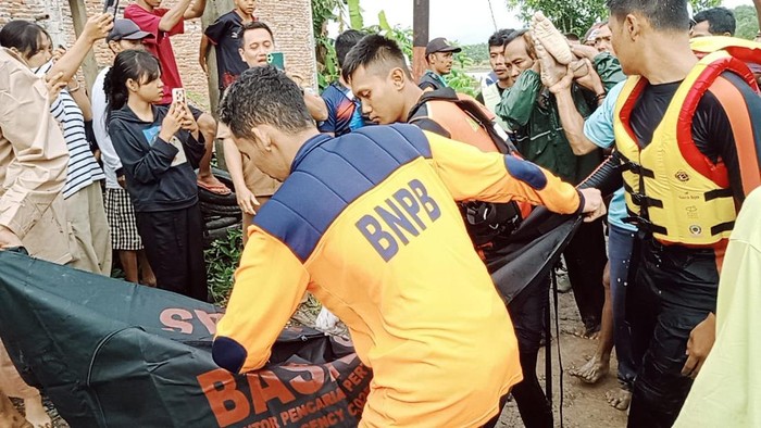 Tim SAR gabungan mengevakuasi korban yang tenggelam di Pandeglang.