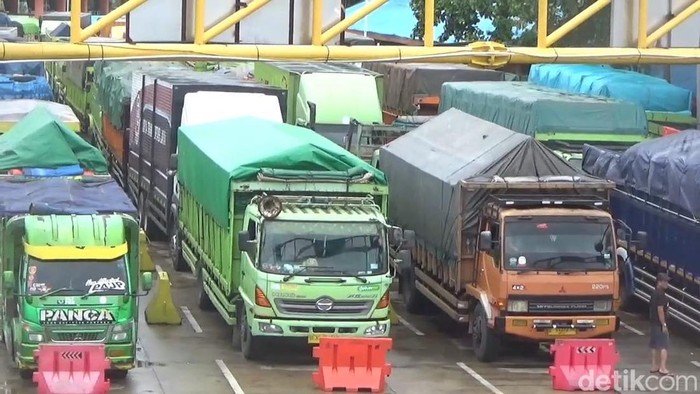 Truk mengantre di Pelabuhan Bakauheni, Lampung