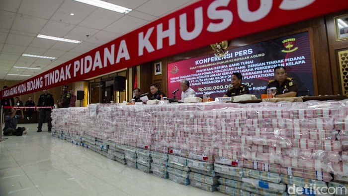 Kejagung kembali menyita uang tunai senilai Rp 288 miliar kasus TPPU dugaan korupsi korporasi Duta Palma Group. Uang tunai tersebut disita dari tersangka korporasi PT Darmex Plantation.